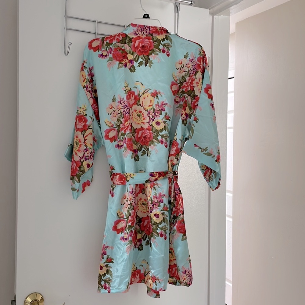 Ms Lovely Silk Robe - Picture 5 of 7